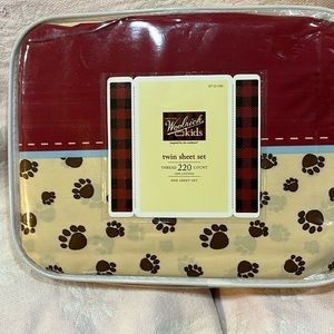 Twin size sheet set.